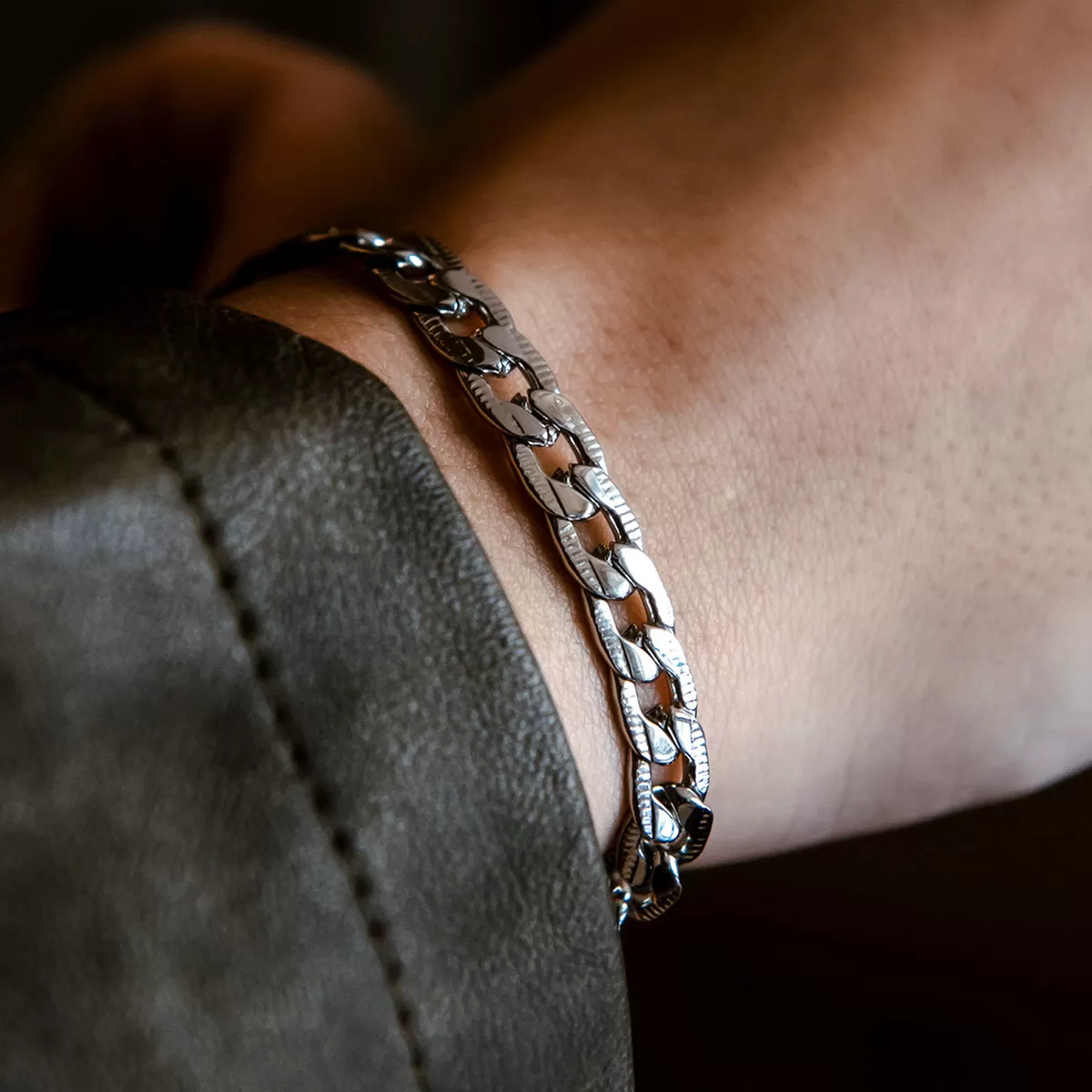 Curb Chain Bracelet in White Gold- 6mm