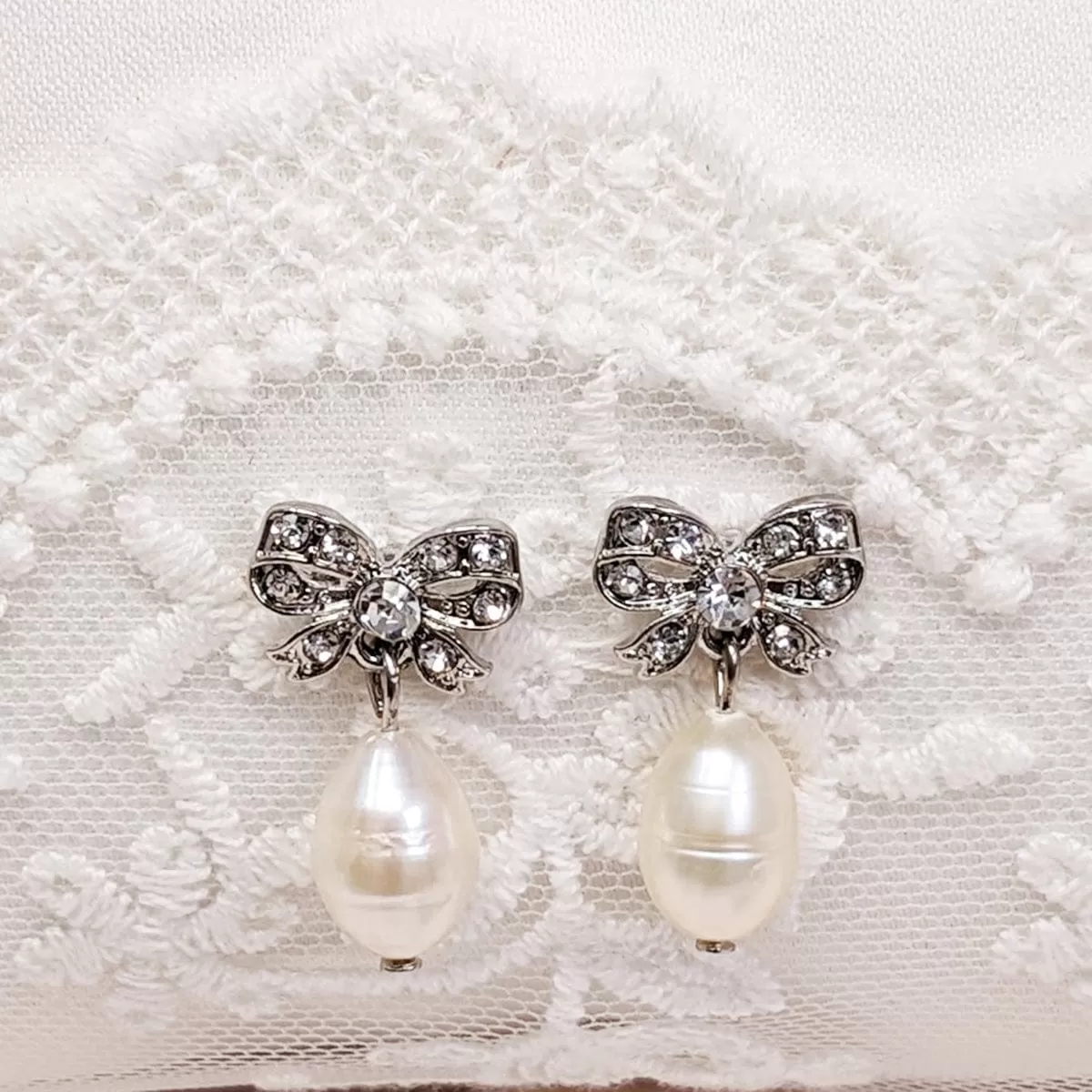 Freshwater pearl bow earrings : Vintage bow earrings