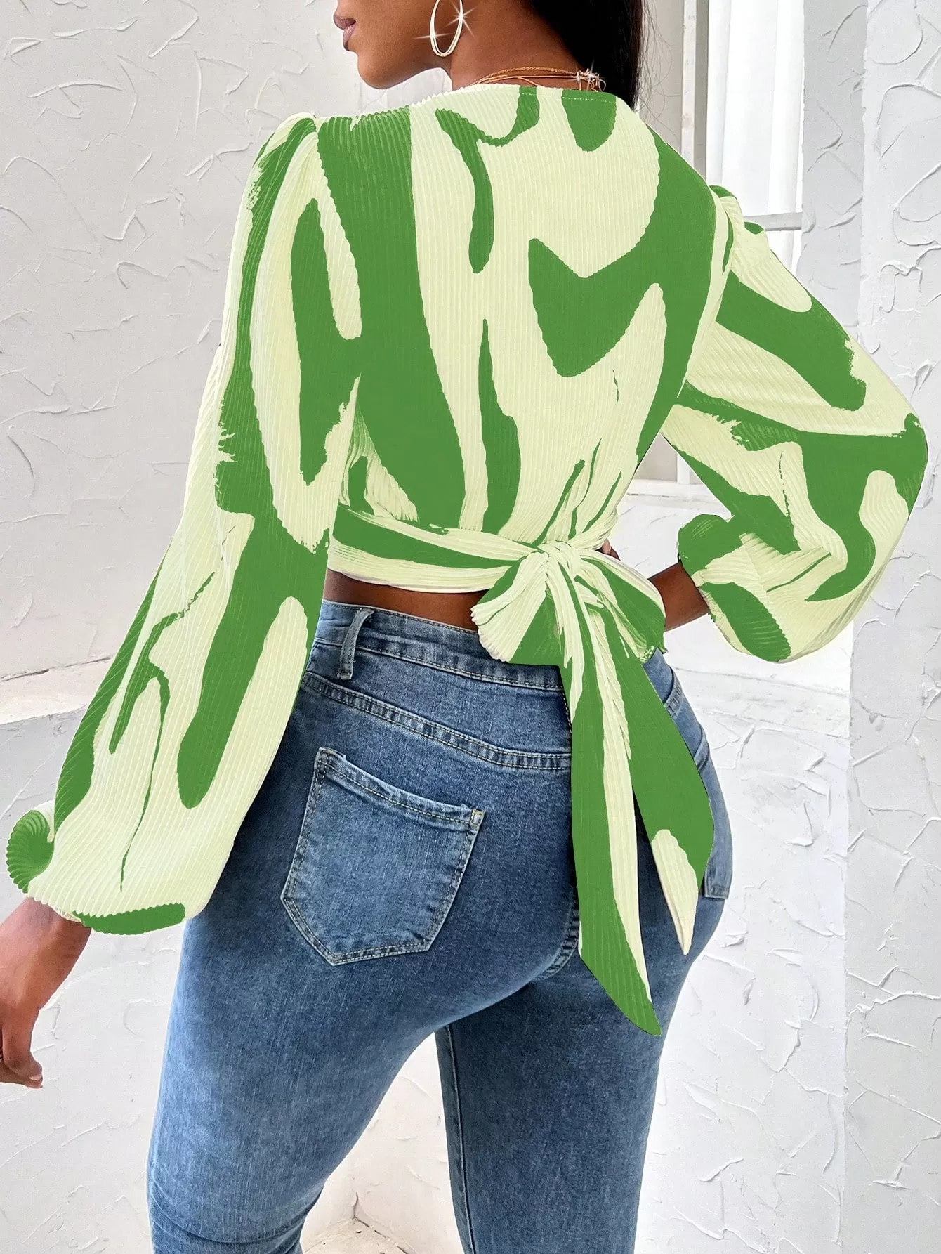 Graphic Print Twist Front Crop Blouse