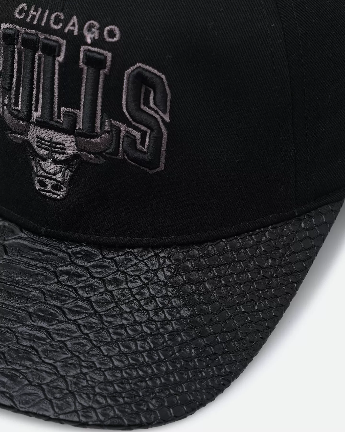 Mitchell & Ness Chicago Bulls Leather Elegance Snapback Black