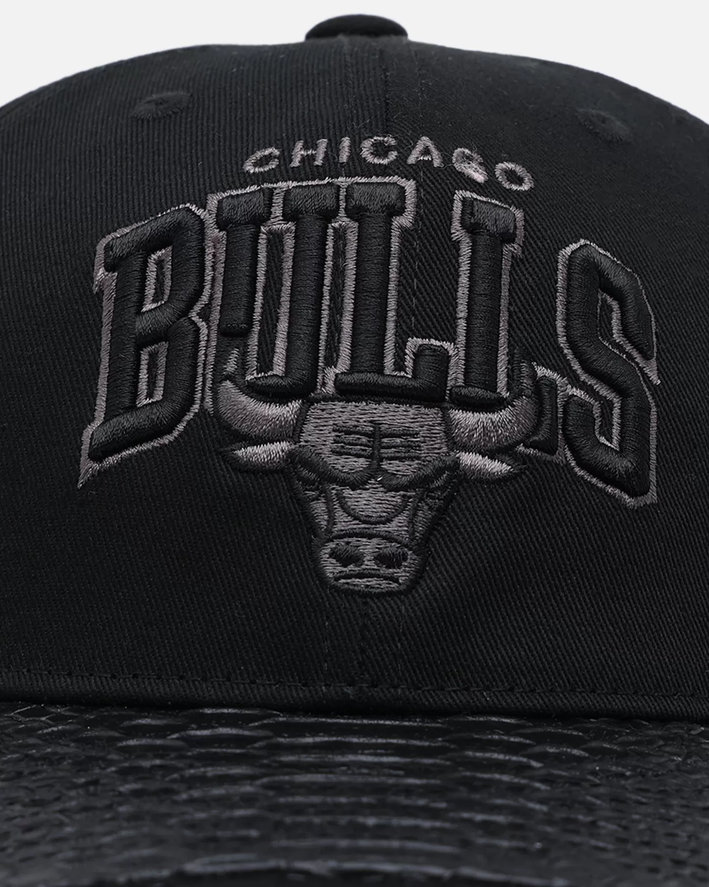 Mitchell & Ness Chicago Bulls Leather Elegance Snapback Black