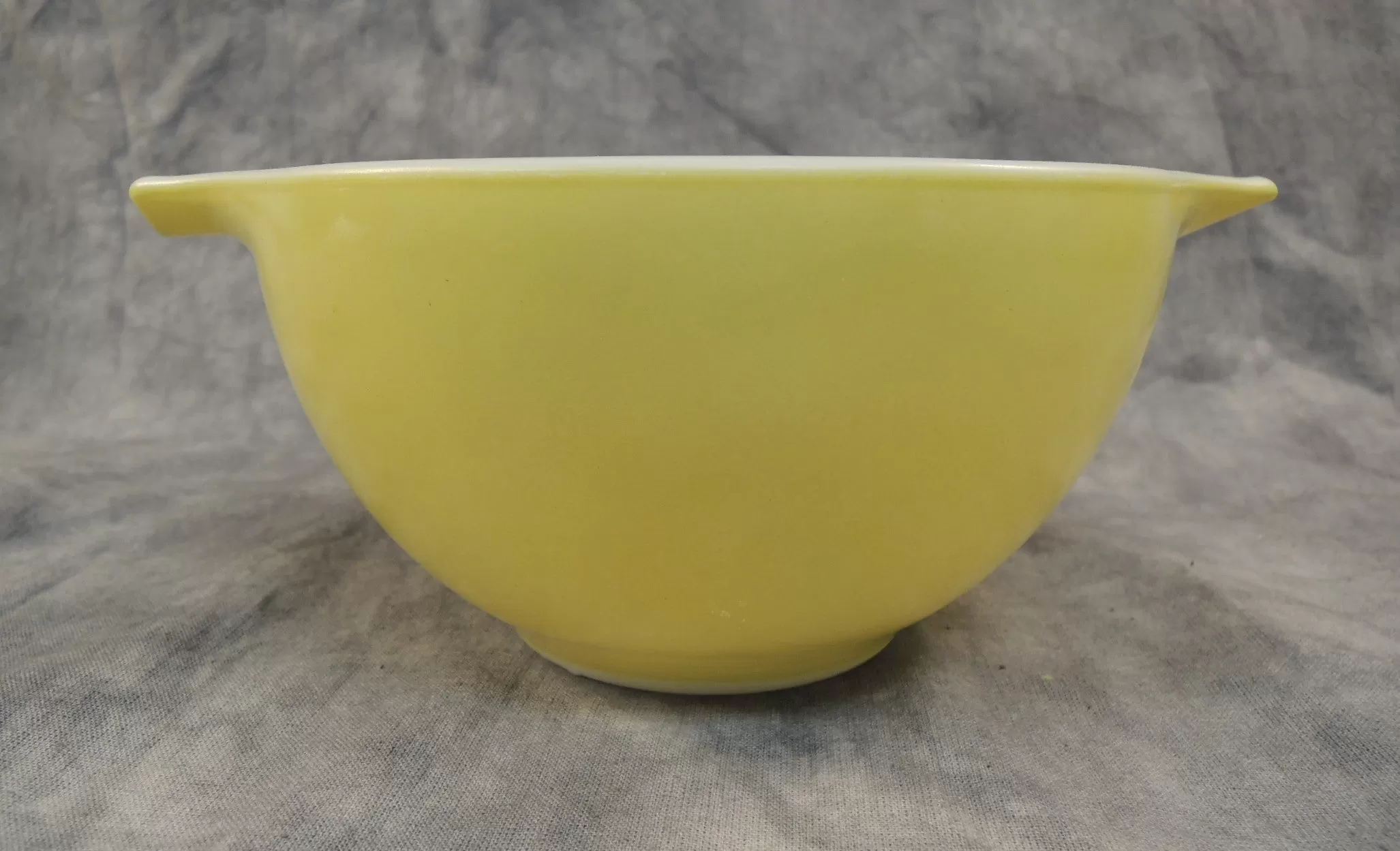 Set of Two Pyrex Mixing Bowls - Very Good Condition