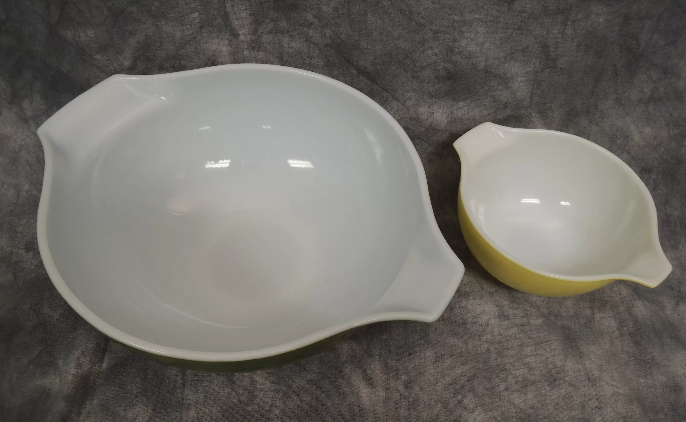 Set of Two Pyrex Mixing Bowls - Very Good Condition