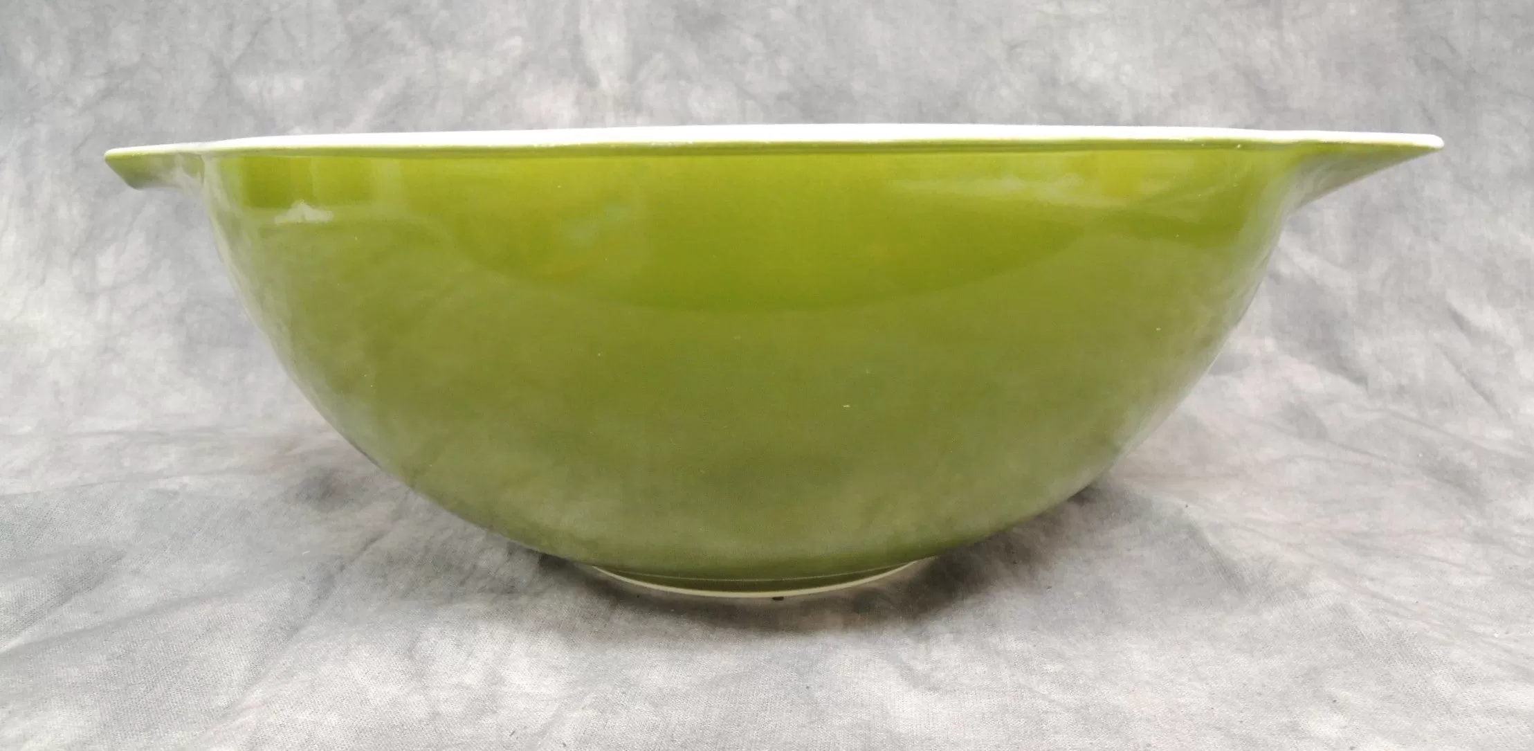 Set of Two Pyrex Mixing Bowls - Very Good Condition