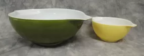 Set of Two Pyrex Mixing Bowls - Very Good Condition